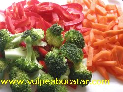 Broccoli desfacut in buchetele, ardeiul si morcovul taiat julliene